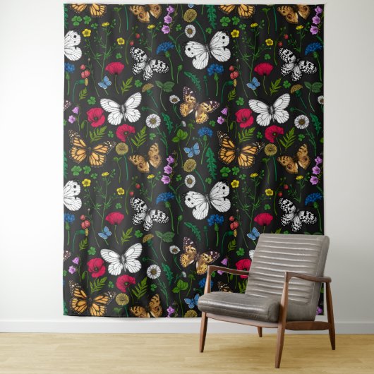Wilde bloemen en vlinders op zwart wandkleed (In situ)