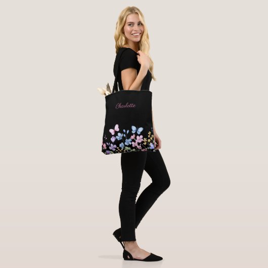Wilde bloemen en vlinders tote bag (Op model)