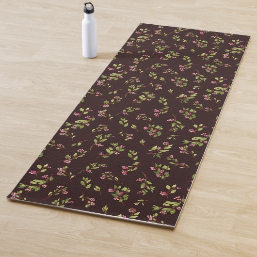 Wilde bloemen in chocoladebruin gegooid yogamat (In situ)