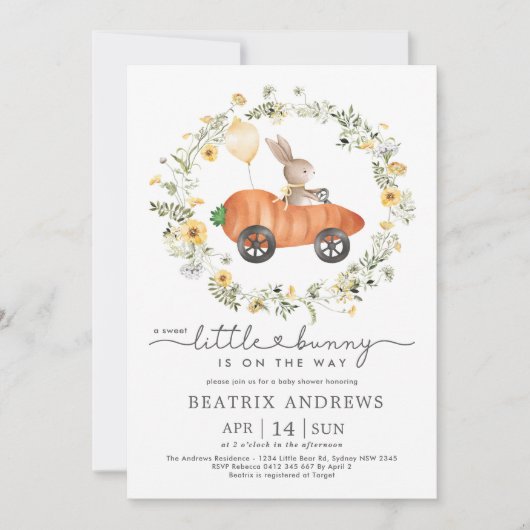 Wilde bloemen konijn rijdt in een wortel auto baby kaart (Voorkant)