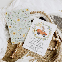 Wilde bloemen konijn rijdt in een wortel auto baby