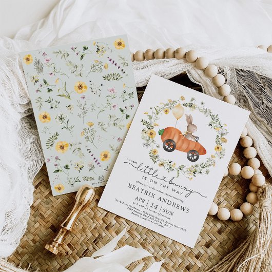 Wilde bloemen konijn rijdt in een wortel auto baby kaart