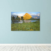 Wilde bloemen langs Swiftcurrent Lake in de Many Canvas Afdruk (Insitu (Houten vloer))