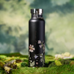 Wilde bloemen Meel Bumble Bee. | Monogram Waterfles<br><div class="desc">Met prachtige waterverf wildbloemen en het charmeren van kleine hommels met je keuze van personalisatie. Trendy monogrammed design. Deze waterfles is een lastige en modieuze fles die het perfecte accessoire maakt. De tekstlijn van de sjabloon voor naam of korte uitdrukking. Voeg uw douanetekst aan dit ontwerp toe door de "Edit...</div>