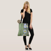 Wilde bloemen met groen tote bag (Op model)
