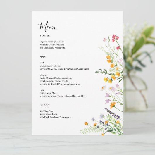 Wilde bloemen modern menu kaart met monogram op ac (Staand voorkant)