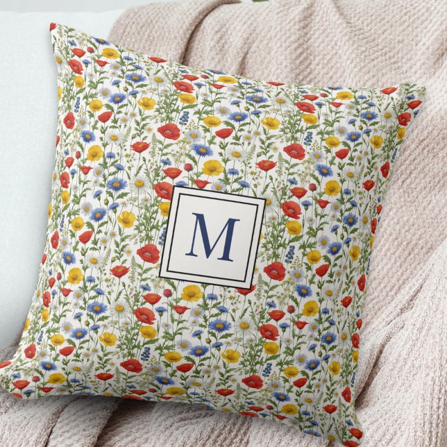 Wilde Bloemen Mooie Bloemmotief Monogram Kussen (A monogrammed throw pillow with pretty wildflowers pattern in bright summer colors)