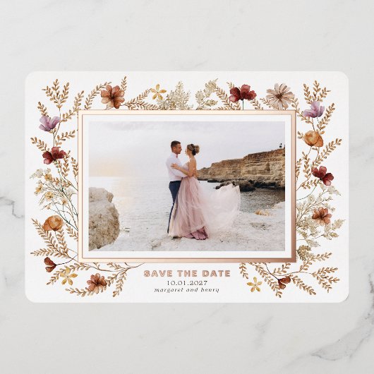 Wilde Bloemen Omringen Bewaar de Datum Folie Uitnodiging (Voorkant)
