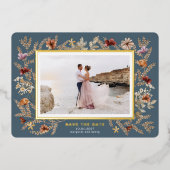 Wilde Bloemen Omringen Bewaar de Datum Folie Uitnodiging (Voorkant)