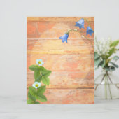 Wilde bloemen op een versleten bordachtergrond (Staand voorkant)