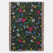 Wilde bloemen op zwart deken (Voorkant Verticaal)