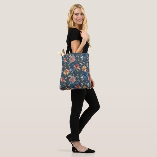 Wilde bloemen Patroon | Monogram Canvas tas (Op model)