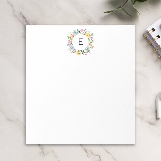 Wilde bloemenkrans gepersonaliseerde monogram notitieblok