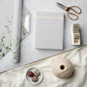 Wilde bloemenrand op zilveren geruite stof cadeaupapier