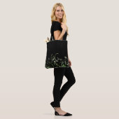 Wilde Bloemenrand Op Zwart Tote Bag (Op model)