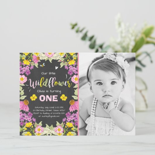 Wilde bloemenverjaardagsuitnodiging Floral Girl ro Kaart (Staand voorkant)