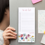 Wilde bloemrand  aangepast om lijst uit te voeren magnetisch notitieblok<br><div class="desc">wildbloem om een lijst te doen met jouw naam. Het bloemontwerp van deze waterverf heeft een rand van wilde bloemen,  inclusief papaver,  madeliefje,  conefloer en cornflower,  met handlettertypografie. Het notitieblok is ontworpen om een lijst te maken en beschikt over regels en selectievakjes om uw lijsten goed te laten werken.</div>