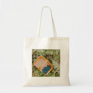 Wilde bosbessen plukken in het Zweedse bos Tote Bag