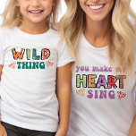 Wilde dingen die je maakt dat mijn hartenpels over t-shirt<br><div class="desc">'wild ding' kinder t-shirt met de bijbehorende 'je maakt mijn hart zend' mam t-shirt versie beschikbaar. Dit kleurrijke typografische ontwerp is voorzien van curvy modern retro-lettering en geschetste afdrukken in heldere kleuren, versierd met liefdesharten. Grappig citaat, verdeeld over de moeder- en kinderkleding, die ook prima individueel werkt. Ideaal voor moederdag...</div>