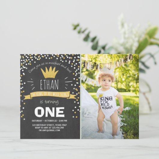 Wilde dingen verjaardag uitnodiging Jongen rustiek (Staand voorkant)