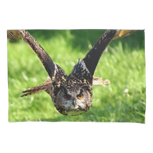 Wilde Eagle Owl in volle vlucht Kussensloop (Voorkant)