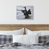 Wilde eend die met haar vleugels slaat canvas afdruk (Insitu (Slaapkamer))