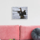 Wilde eend die met haar vleugels slaat canvas afdruk (Insitu (Woonkamer))