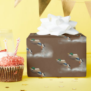 Wilde eend die over water vliegt cadeaupapier
