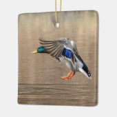 Wilde eend in vlucht keramisch ornament (Links)