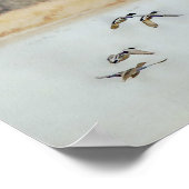 Wilde eenden die in de winter over een meer vliege poster (Hoek)