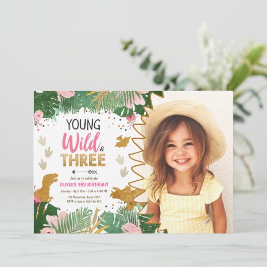 Wilde en Drie DinoGirl Pink Dinosaur 3rd Birthday Kaart (Staand voorkant)