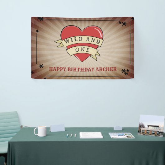 Wilde en Eén Tattoo Heart Birthday Spandoek (Beurs)