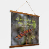 Wilde en gratis citaat Dragonfly Fotografische Nat Hangend Wandkleed (Gebogen)