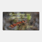 Wilde en Vrije Citaat Golden Dragonfly Fotografisc Bureaumat (Voorkant)