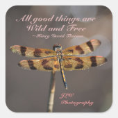 Wilde en Vrije Quote Golden Dragonfly Vierkante Sticker (Voorkant)
