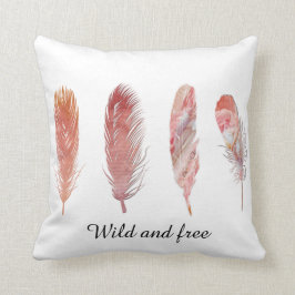 Wilde en vrije roze en perzikveren op witte kussen