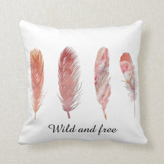 Wilde en vrije roze en perzikveren op witte kussen