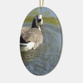 Wilde ganzen zwemmen in het meer, watercirkel keramisch ornament (Links)