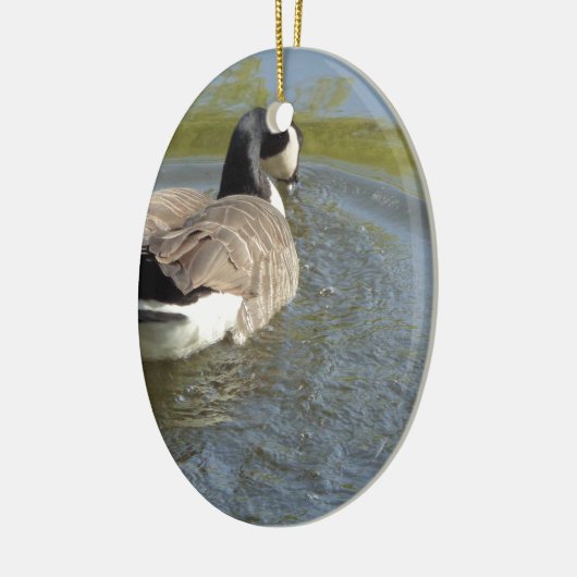 Wilde ganzen zwemmen in het meer, watercirkel keramisch ornament (Links)