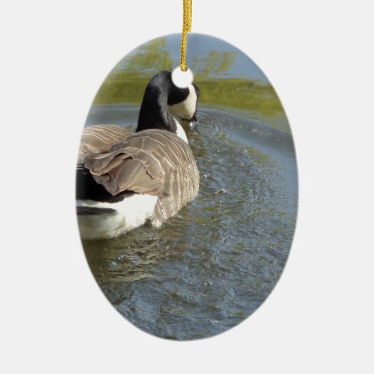 Wilde ganzen zwemmen in het meer, watercirkel keramisch ornament (Voorkant)