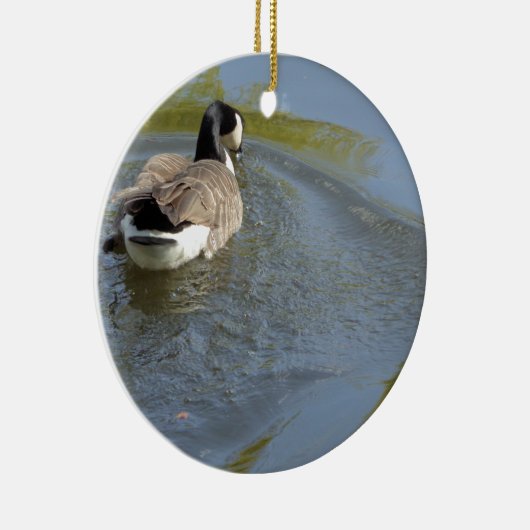 Wilde ganzen zwemmen in het meer, watercirkel keramisch ornament (Rechts)