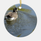 Wilde ganzen zwemmen in het meer, watercirkel keramisch ornament (Voorkant)