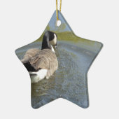 Wilde ganzen zwemmen in het meer, watercirkel keramisch ornament (Links)