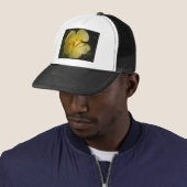 Wilde Gele Rose Trucker Pet (In situ)