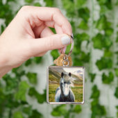 Wilde grijze paarden in de bergen sleutelhanger (Hand)