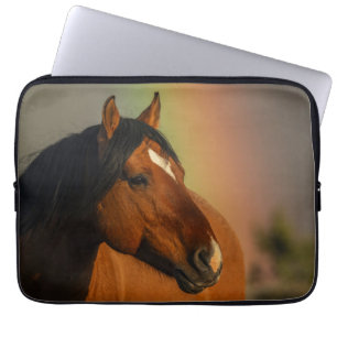 Wilde hengst, gouden licht en regenboog laptop sleeve