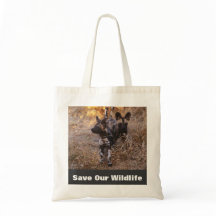 Wilde honden redden onze Canvas tas in het wild