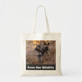 Wilde honden redden onze Canvas tas in het wild