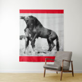 WILDE HOREN VAN UTAH FIGHTSTALLIONS TAPESTRY WANDKLEED (In situ)