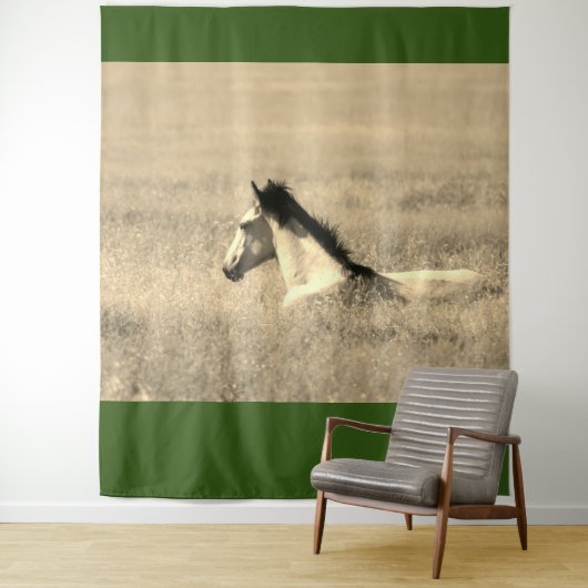 WILDE HORSE IN DE DESERT  Tapestry Wandkleed (In situ)